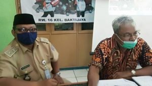 Lurah Baktijaya Raden Iwan bersama ketua Rw.016 Sumarno