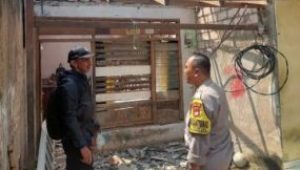 Kepala Bidang Perumahan Disrumkim Kota Depok, Refliyanto (kiri) melakukan monitoring rumah terdampak sosial di Kelurahan Serua, Kecamatan Bojongsari, belum lama ini. (dok.Disrumkim)