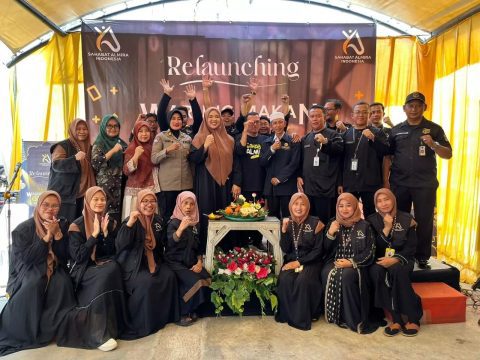 Pelaksanaan re-launching warung makan gratis milik Yayasan Sahabat Almira Indonesia, di Jalan Raya Jakarta-Bogor, Kelurahan Cisalak, Kecamatan Sukmajaya.