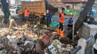 DPUPR Kota Depok bersama Satgas PPSU DKJ angkut sampah di Kali Cabang Tengah, Jalan Tanah Baru, Beji, (dok.DPUPR)