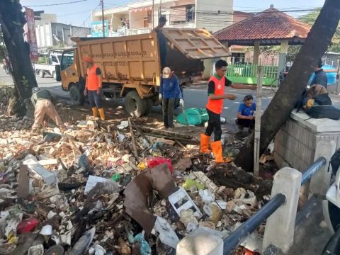 DPUPR Kota Depok bersama Satgas PPSU DKJ angkut sampah di Kali Cabang Tengah, Jalan Tanah Baru, Beji, (dok.DPUPR)