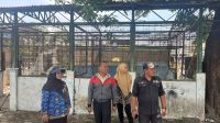 Kepala Dinas Pekerjaan Umum dan Penataan Ruang (DPUPR) Kota Depok Citra Indah Yulianty (kiri) meninjau pembongkaran kios ikan hias di kawasan SeCAWAN Pancoran Mas. (dok.DPUPR)