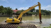 Excavator Amphibi diturunkan DPUPR Kota Depok untuk normalisasi Situ Bojongsari. (dok. DPUPR)