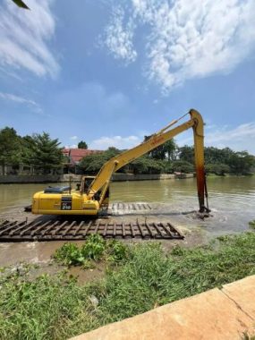 Excavator Amphibi diturunkan DPUPR Kota Depok untuk normalisasi Situ Bojongsari. (dok. DPUPR)