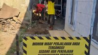 Pokmas Cerah Ceria Kelurahan Cimpaeun Tapos sedang menjalankan Proyek Pembangunan Drainase.