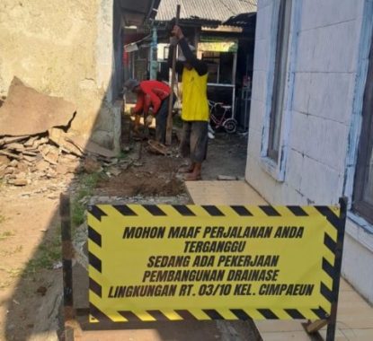 Pokmas Cerah Ceria Kelurahan Cimpaeun Tapos sedang menjalankan Proyek Pembangunan Drainase.