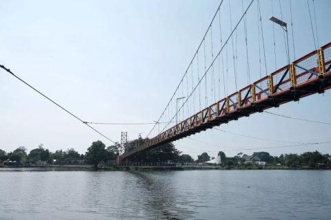 Jembatan gantung Taman Albar-du