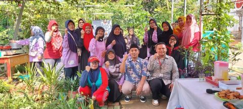 Lurah Ratujaya, Bambang Sugiharto dan tim Rumah Zakat bersama para lansia di kebun KWT Selendang Ratu.