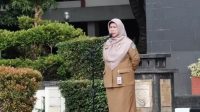 Pj Sekda Kota Depok Nina Suzana memberikan arahan dalam apel pagi di Halaman Balai Kota Depok