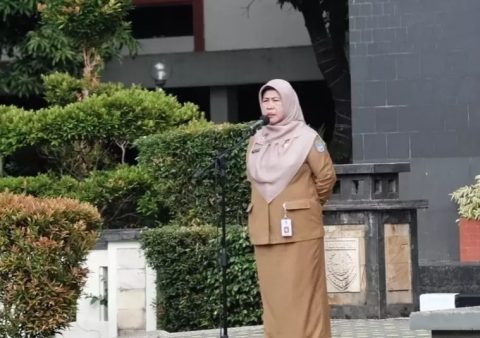 Pj Sekda Kota Depok Nina Suzana memberikan arahan dalam apel pagi di Halaman Balai Kota Depok