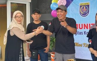 Yenny Ketua SWI Kota Depok berjabat tangan dengan John Hutapea Ketua Komunitas Jurnalis Depok