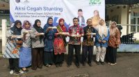 Denny Ferdian bersama PKK memberikan makanan tambahan kepada tujuh balita stunting. (dok pribadi. Lurah Pondok Jaya).