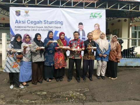 Denny Ferdian bersama PKK memberikan makanan tambahan kepada tujuh balita stunting. (dok pribadi. Lurah Pondok Jaya).