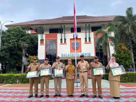 Pj Sekda Kota Depok, Nina Suzana dan Aspemkesra Gandara Budiana menyerahkan penghargaan kepada lima perangkat daerah terbaik capaian kinerja APBD 2024 di Halaman Balai Kota.