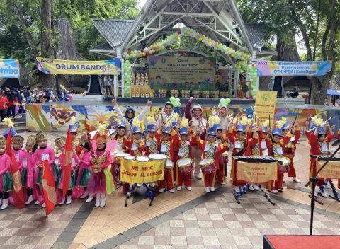 Kadisdik Kota Depok Siti Chaerijah Aurijah (tengah) membuka kegiatan Pekan Olahraga dan Seni (Porseni) Anak TK se-Kota Depok Tahun 2025 di Pasar Seni Ancol Jakarta Utara, Kamis (30/01/2025). (dok.Disdik Depok).