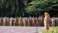 Pj Sekda Depok Nina Suzana, memberikan amanat pada Apel Pagi di Lapangan Balai Kota Depok.