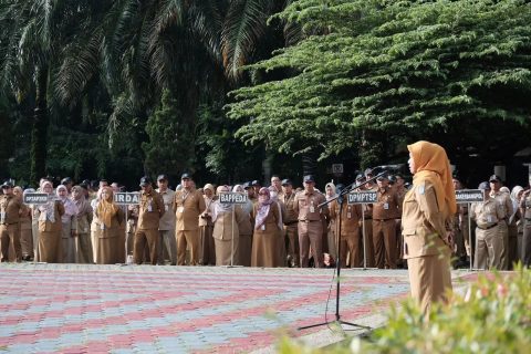 Pj Sekda Depok Nina Suzana, memberikan amanat pada Apel Pagi di Lapangan Balai Kota Depok.