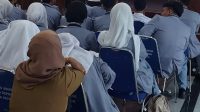 Ketua Tim Pencegahan Pemberdayaan Masyarakat BNN Depok Purwoko Nugroho, memberikan edukasi kepada pelajar. (dok. BNN Kota Depok).