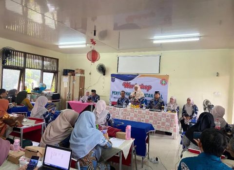 Kadisdik Kota Depok Siti Chaerijah Aurijah, memberikan sambutan dalam kegiatan Workshop Penyusunan Soal se-Kecamatan Beji.