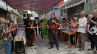 M. Memet Madra Solatiansyah, Ketua RW. 07, saat pemotongan pita pembukaan bazar ramadhan. (23/03/2023)