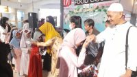 Hanafi beserta tim penyelenggara sedang membagikan bingkisan dan santunan. (31/03/2023).