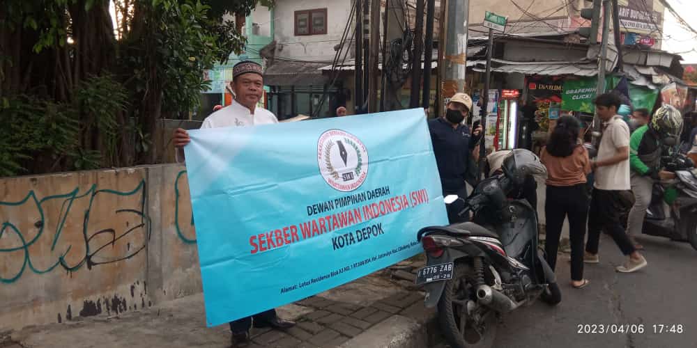Dindin Syarifuddin, Ketua DPD SWI Kota Depok, saat ikut serta kegiatan Sekber Berbagi. (06/04/2023).