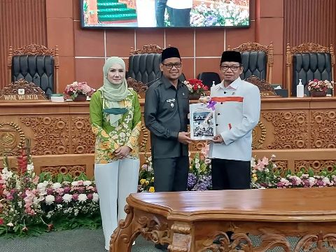 Wakil Wali Kota Depok, Imam Budi Hartono menerima Rekomendasi LKPJ Wali Kota Depok Tahun 2022 dari Ketua DPRD Depok, T.M. Yusufsyah Putra didampingi Wakil Ketua DPRD, Yeti Wulandari di Ruang Sidang Paripurna DPRD Kota Depok, Jumat (28/04/23). (Diskominfo)