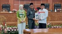 Wakil Wali Kota Depok, Imam Budi Hartono menerima Rekomendasi LKPJ Wali Kota Depok Tahun 2022 dari Ketua DPRD Depok, T.M. Yusufsyah Putra didampingi Wakil Ketua DPRD, Yeti Wulandari di Ruang Sidang Paripurna DPRD Kota Depok, Jumat (28/04/23). (Diskominfo)