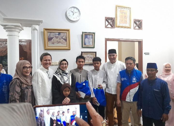 Bang Has foto bersama dengan pengurus DPW PAN, dan perwakilan anak yatim, dhuafa. (15/04/2023).