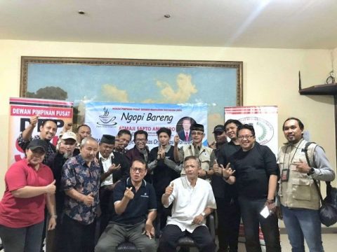 peserta Ngopi Bareng foto bersama