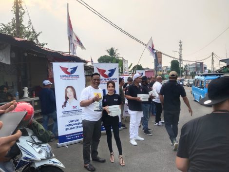 Ketua DPD Partai Perindo Anwar Nurdin bersama Caleg Tati Hardina saat membagikan paket. 19/05/2023