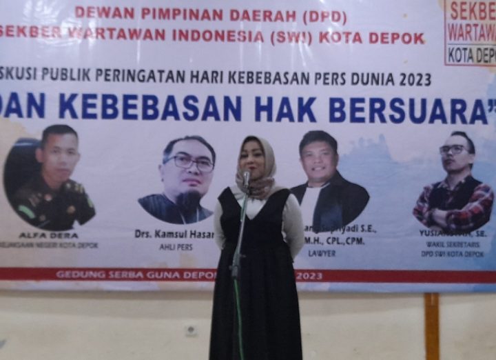 Sumber Foto: depokupdate.id - Eni Sumarni anggota DPD RI Perwakilan Jabar, saat memberikan sambutan di acara diskusi publik SWI Depok. (08/06/2023)