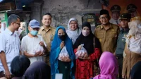 Foto : JD04/Diskominfo || Wakil Wali Kota Depok, Imam Budi Hartono menyerahkan bantuan pangan kota tahap II program KDS kepada penerima manfaat. (19/06/2023)