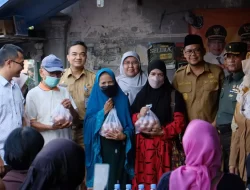 Foto : JD04/Diskominfo || Wakil Wali Kota Depok, Imam Budi Hartono menyerahkan bantuan pangan kota tahap II program KDS kepada penerima manfaat. (19/06/2023)