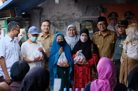 Foto : JD04/Diskominfo || Wakil Wali Kota Depok, Imam Budi Hartono menyerahkan bantuan pangan kota tahap II program KDS kepada penerima manfaat. (19/06/2023)