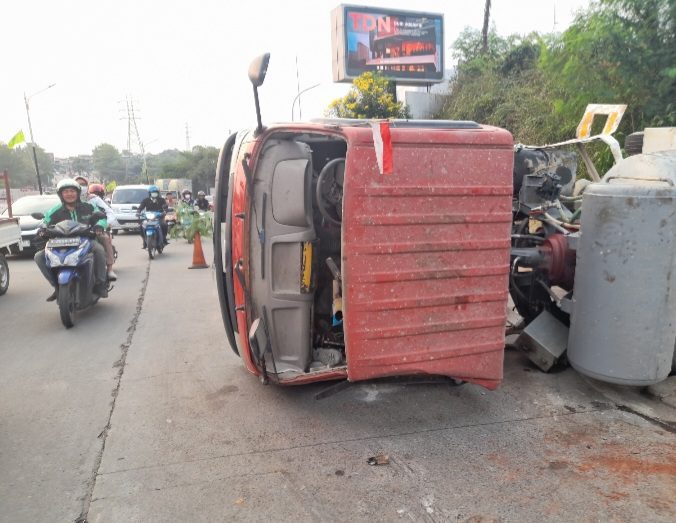Kondisi truk molen yang terbalik