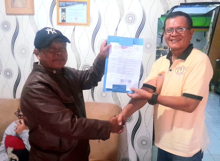 Ketua DPD SWI Depok Dindin saat menyerahkan SK kepada Pembina/ Ketua Panitia Terpilih Tony