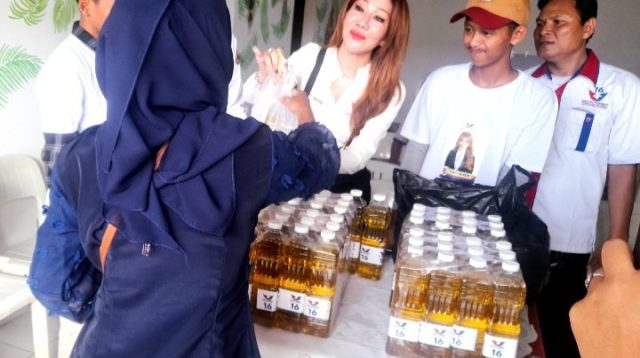 Yenti Nuddin ketika memberikan minyak tebus murah kepada warga Depok