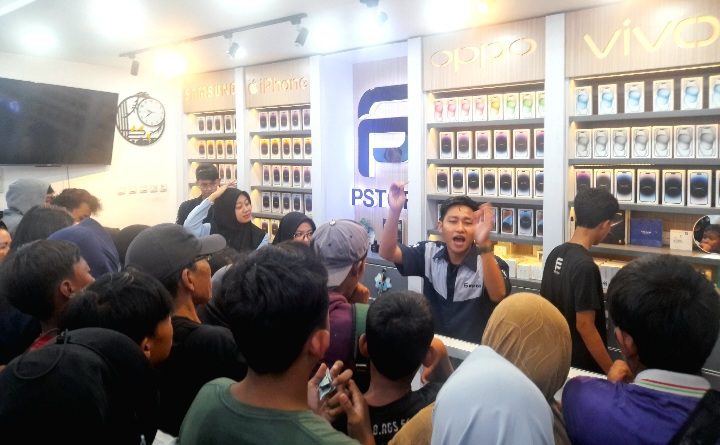 Suasana meriah promo di PStore Depok