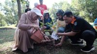 Ketua TP PKK Elly Farida bersama Kepala DLHK Abdul Rahman