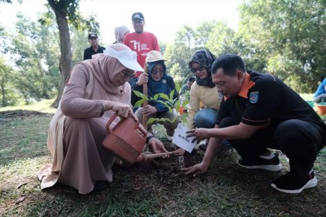 Ketua TP PKK Elly Farida bersama Kepala DLHK Abdul Rahman