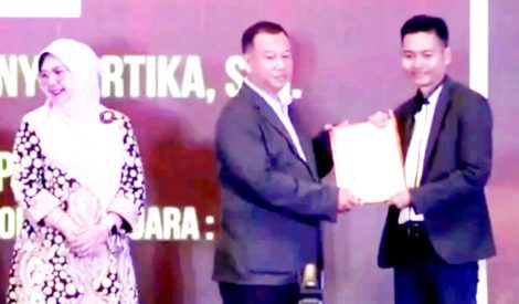 Denny Kartika saat menerima SK dari KPUD.(ist)