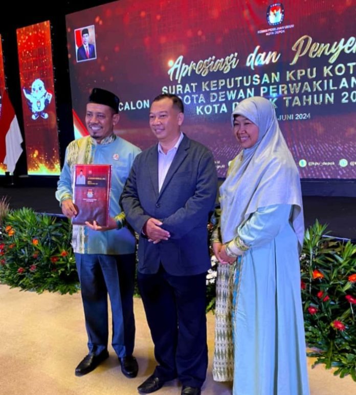 HBS (kiri) menerima SK penetapan sebagai Anggota DPRD Depok periode 2024-2029.