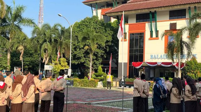 Rahman Pujiarto menjadi pembina pada apel pagi. (dok.Diskominfo)