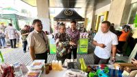 Kepala DKUM Depok Mohamad Thamrin ( dua dari kiri) bersama PT.Mitra Pagadaian Cabang Depok.