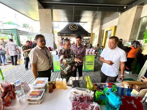 Kepala DKUM Depok Mohamad Thamrin ( dua dari kiri) bersama PT.Mitra Pagadaian Cabang Depok.