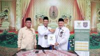 Ketua Baznas Depok Endang Ahnad Yani (kanan), Bersama Kepala Kemenag Depok enjat Mujiat ( tengah). (dok.Baznas Depok).