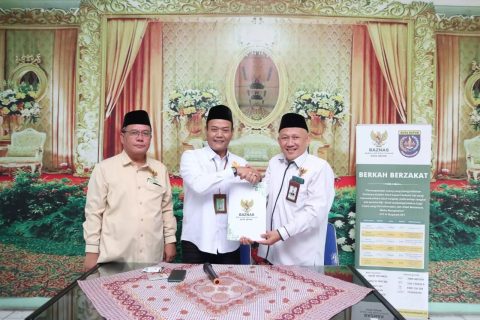 Ketua Baznas Depok Endang Ahnad Yani (kanan), Bersama Kepala Kemenag Depok enjat Mujiat ( tengah). (dok.Baznas Depok).