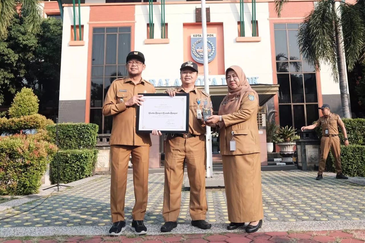 Lurah Bojongsari Yaya Sudira (tengah), menerima Piagam dari Wakil Wali Kota Depok Imam Budi Hartono (kiri) didampingi Pj Sekretaris Daerah Nina Suzana.