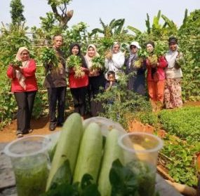 Lurah Jatimulya Aripudin bersama KWT Jahe merah. (dok.Kelurahan Jatimulya)